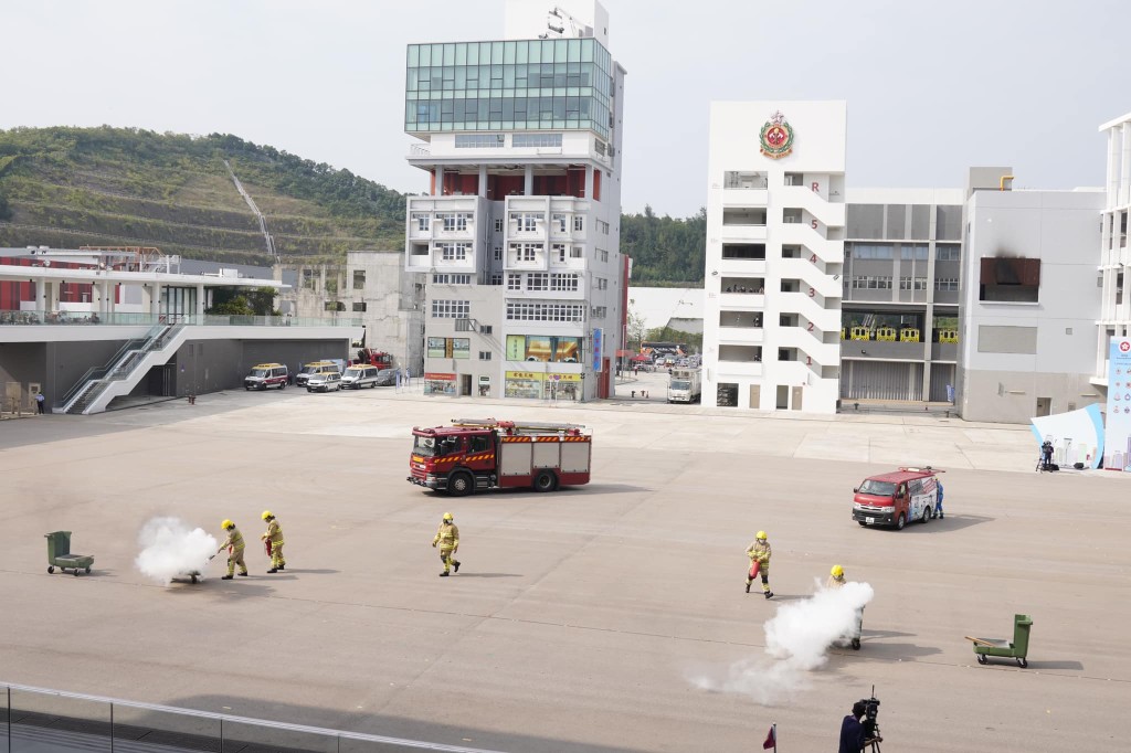 消防處在學院舉行結業會操，結業學員示範模擬撲滅火警及救傷工作。香港消防處fb