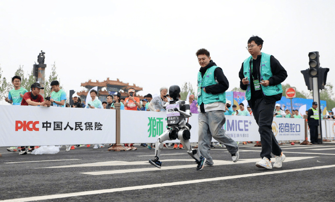全球首個人形機械人半馬北京亦莊開跑。 IT之家 全球首個人形機械人半馬北京亦莊開跑。 IT之家