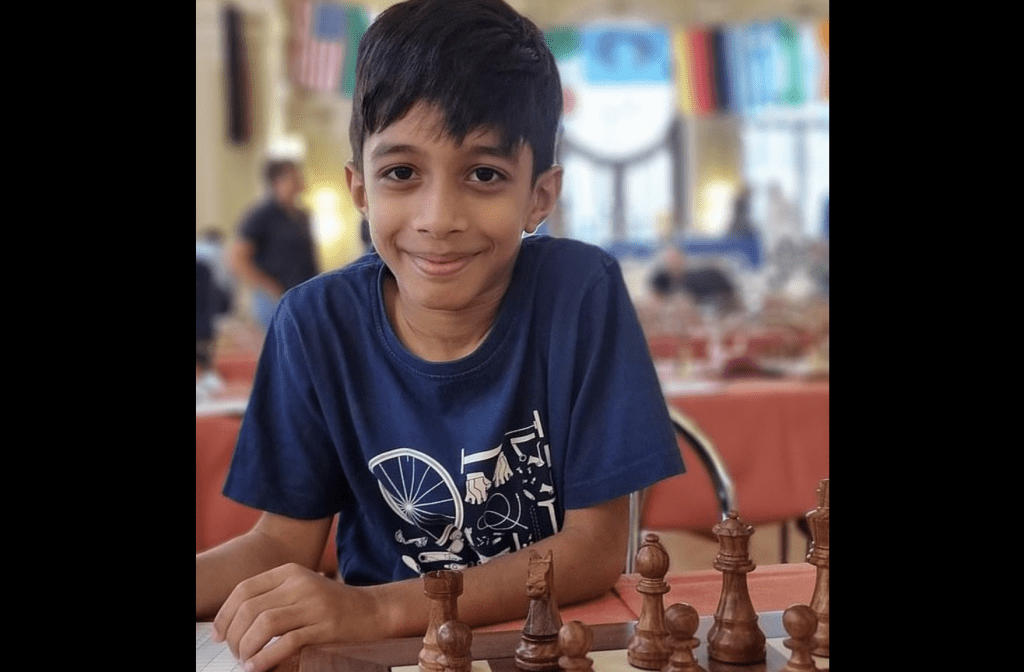 新加坡國際象棋神童阿什瓦斯·考希克（Ashwath Kaushik），18日在瑞士一場世界公開賽中締造歷史，以8歲6個月又11天的年紀，擊敗波蘭37歲特級大師斯托帕（Jacek Stopa），打破擊敗特級大師最年輕選手紀錄。