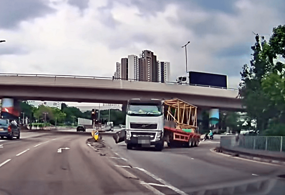 拖頭駛進屏廈路時甩出硬物。fb： 突發馬路車cam大全