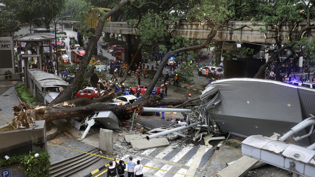 吉隆坡市中心塌樹現場大亂。 路透社