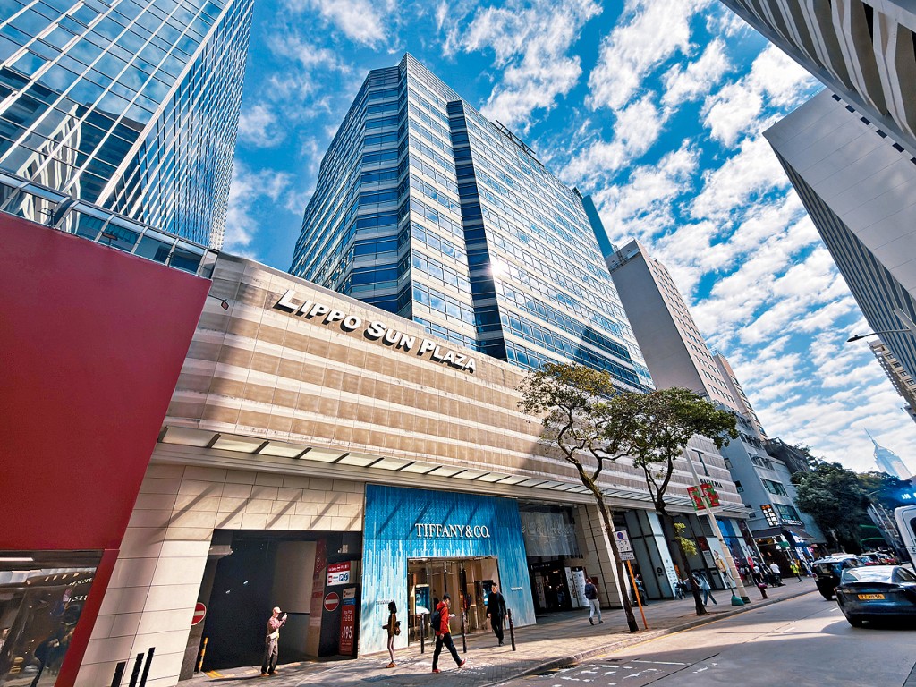 奢侈品店中年男职员前晚在尖沙咀广东道力宝太阳广场一办公室内晕倒，送院抢救不果。 