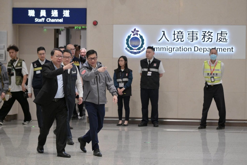 政務司長陳國基、保安局長鄧炳強、入境處長郭俊峯等到出境大堂等候,皇崗口岸正式啟用後,他們分別與過關人士傾談,又視察人流通關情況。蘇正謙攝 政務司長陳國基、保安局長鄧炳強、入境處長郭俊峯等到出境大堂等候,皇崗口岸正式啟用後,他們分別與過關人士傾談,又視察人流通關情況。蘇正謙攝