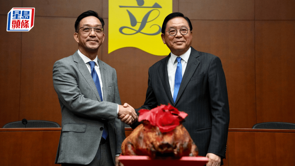 獲勳的林健鋒(右)及劉業強齊齊切燒豬。蘇正謙攝