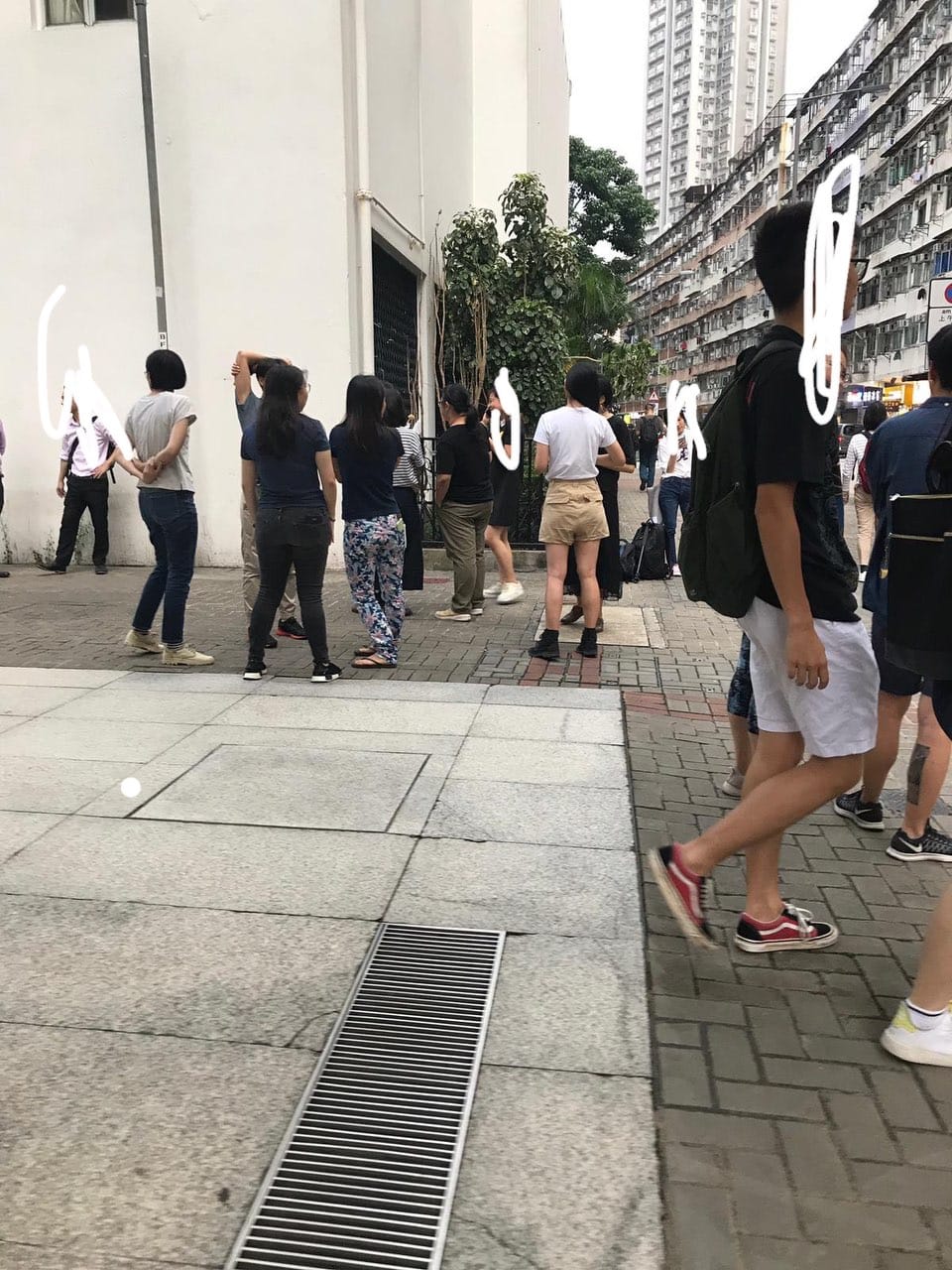 附近有一批身穿黑色上衣的人士聚集。網圖