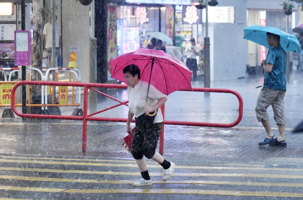 連場暴雨過後，截至昨晚十時，本港多處地區錄得超過70毫米雨量，而新界及大嶼山部分地區更超過200毫米。