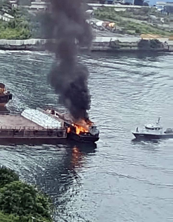 货船船身陷入火海。fb：油塘人之家