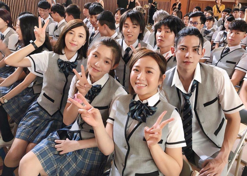 五熊與多位新生代演員合影。