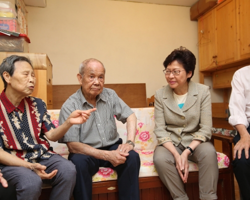 林鄭探訪家維邨兩個長者家庭。