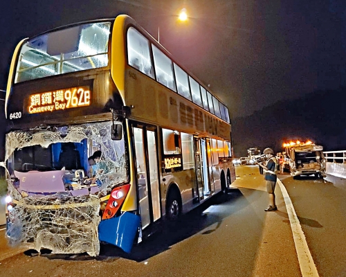 巴士車頭嚴重損毀,車長重傷送院搶救後不治。