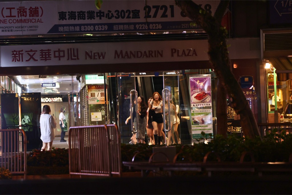 尖東每晚仍然看到不少午夜儷人穿梭夜店。（來源：《東周刊》）