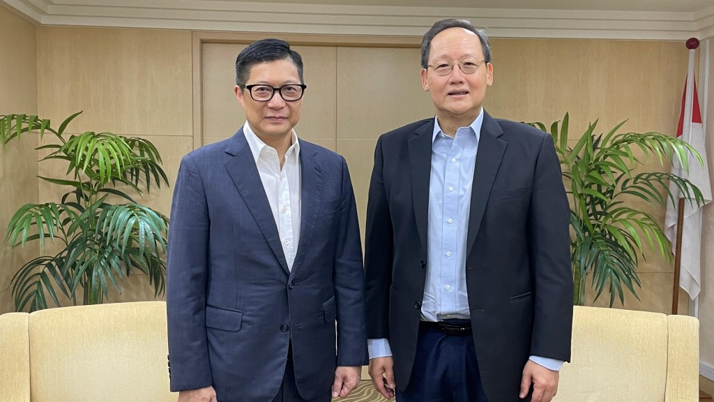 鄧炳強（左）今日新加坡訪問行程，與人力部部長陳詩龍（右）會面後合照。政府新聞處  ​