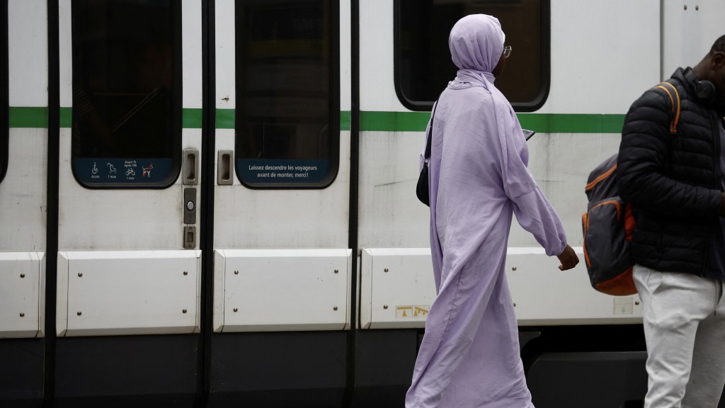 法国南特街上穿穆斯林长袍的妇女。路透社 
