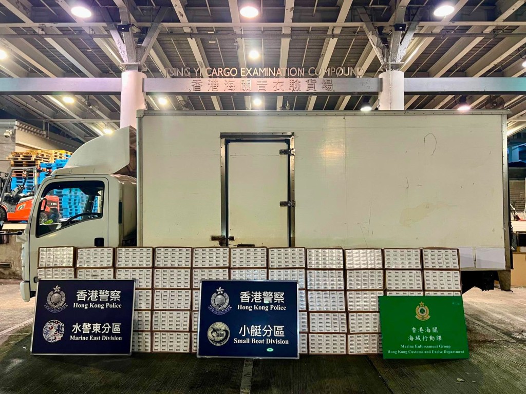 人員共檢獲約157萬支懷疑私煙,市值共約707萬元,應課稅值約520萬元。 人員共檢獲約157萬支懷疑私煙,市值共約707萬元,應課稅值約520萬元。