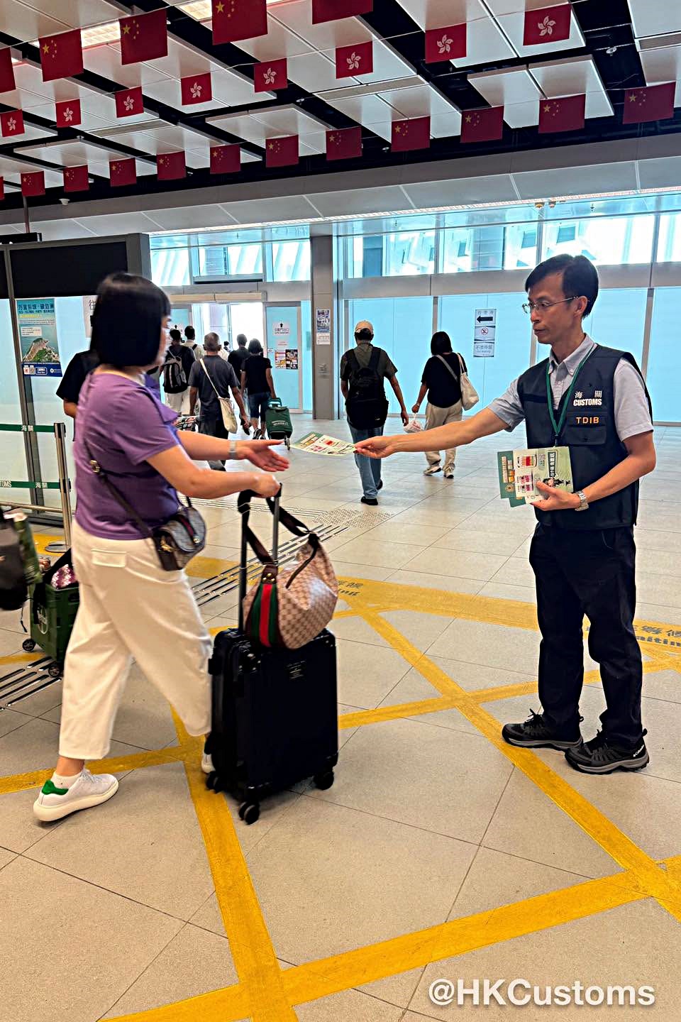 海關在全港多個旅遊購物熱點加強巡查及宣傳。海關提供 海關在全港多個旅遊購物熱點加強巡查及宣傳。海關提供