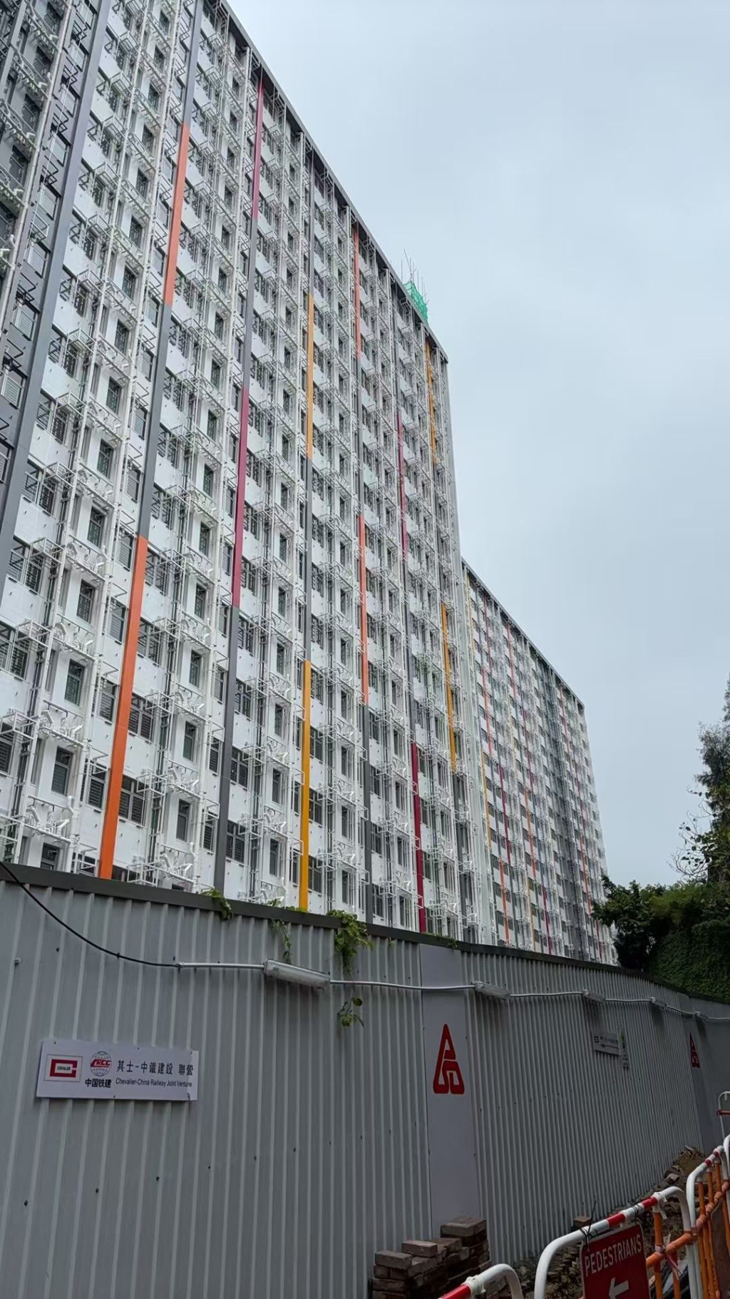 位於牛頭角彩興路的「簡約公屋」快將 落成入伙,有心急的申請人早前到附近 實地視察,並在網上慷慨公開「踩點圖」。 位於牛頭角彩興路的「簡約公屋」快將 落成入伙,有心急的申請人早前到附近 實地視察,並在網上慷慨公開「踩點圖」。