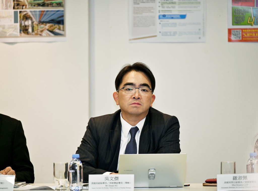 吳文傑指當局正嚴陣以待，除維持較嚴謹的大型滅蚊門檻外，更正與內地及本港科研機構合作，擬引入帶有「沃爾巴克氏菌」的雄性絕育蚊隻透過「以蚊治蚊」滅蚊。