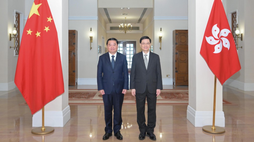 李家超(右)與遼寧省委書記郝鵬會面 商討深化遼港交流合作。政府新聞處