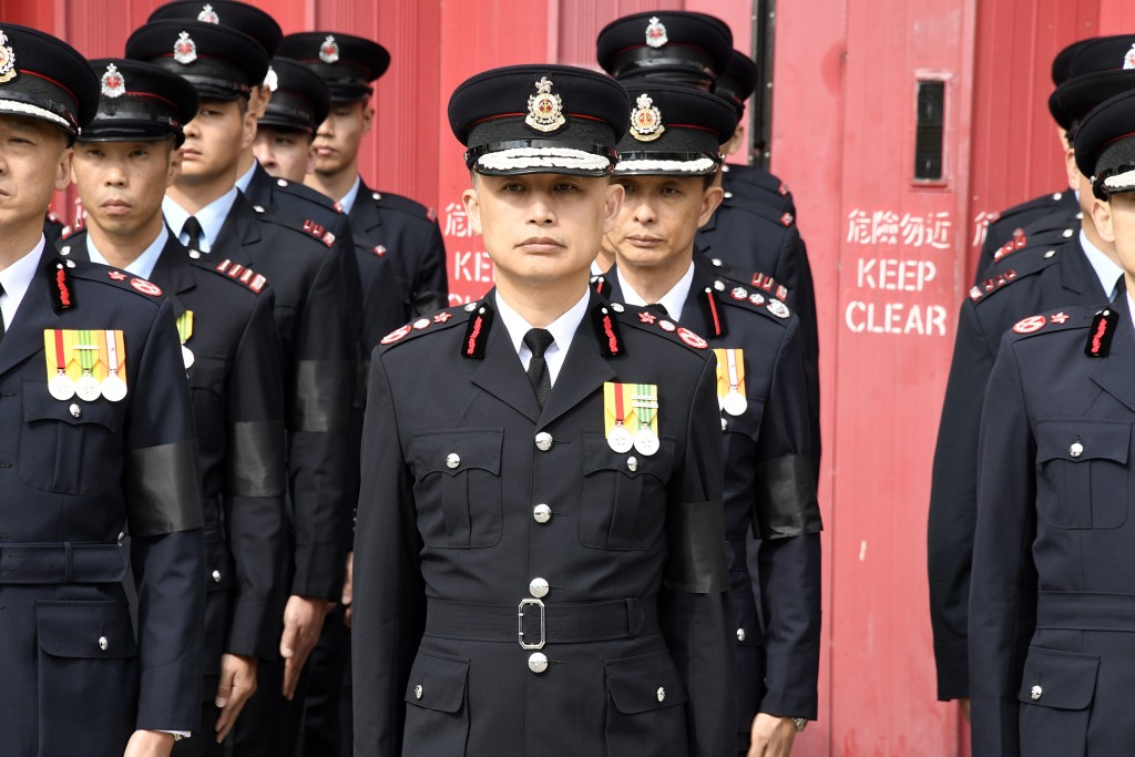 消防處長楊恩健率眾迎接靈車。