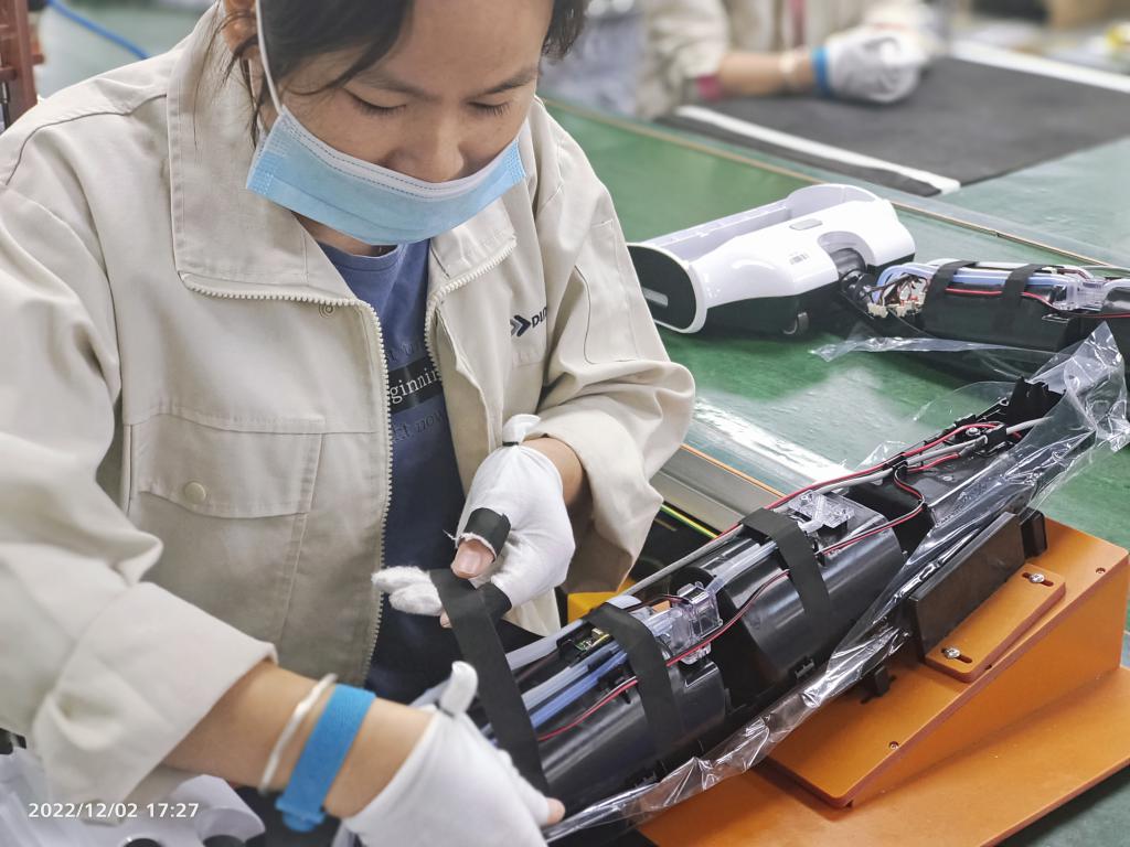 HIZERO生產的拖地機，能夠一步完成掃地、拖地、擦乾及自我清潔4項功能。