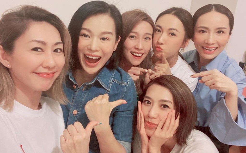 黄智雯归队，成班姊妹开心晒。