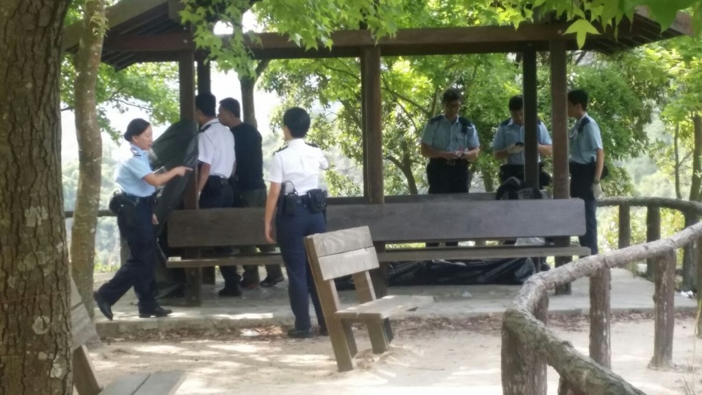 警方接報聯同消防員到場，將事主解下證實當場死亡。