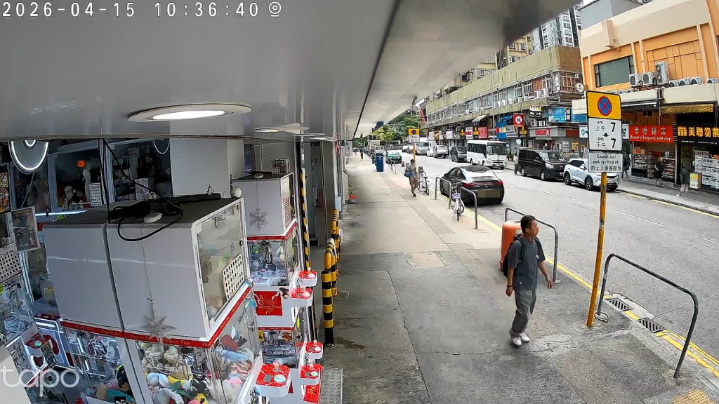 一名戴Cap帽的男子悄悄靠近私家車。fb「元朗、天水圍、屯門友」群組SheungYing Tang影片截圖