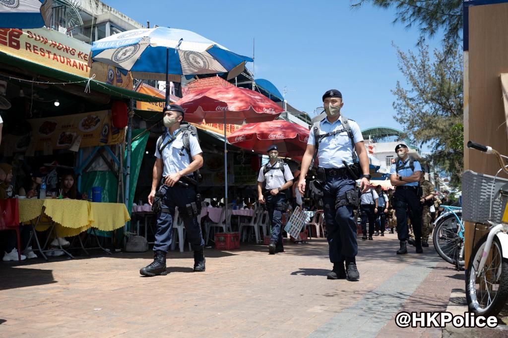 反恐特勤队及小艇分区人员，分别到长洲、坪洲及南丫岛进行高姿态反恐巡逻。警方fb图片