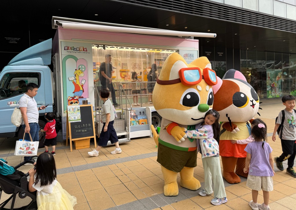 「喜」動圖書館上周日停泊在荃灣D.PARK愉景新城,供市民借閱書籍及了解電子資源。