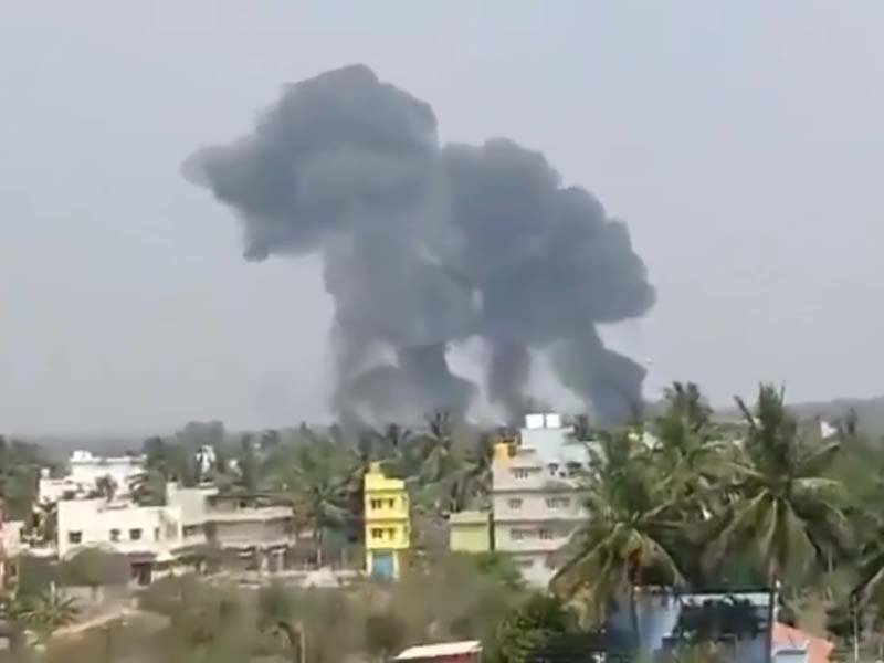 飛機墜毀時,現場騰起濃煙。(網圖)