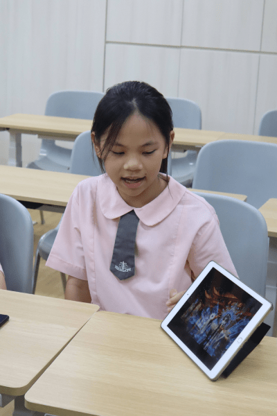 麥晴晴同學解說如何透過 Deevid 軟件，以 AI 技術將靜止圖片轉化為動畫，完成其作品《戲夢流轉》。