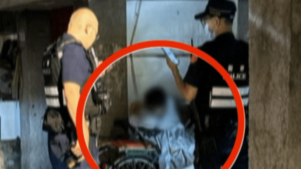 警方實際測試後,發現該串鑰匙無法開啟住宅內任何一扇門。東森新聞 警方實際測試後,發現該串鑰匙無法開啟住宅內任何一扇門。東森新聞