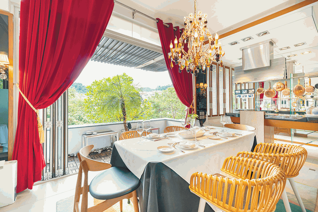 飯廳設計金碧輝煌，住戶更可欣賞窗外的連綿山景。