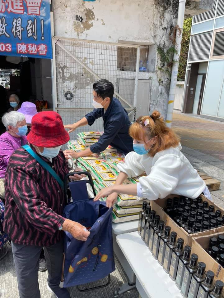 現場不少公公婆婆收到物資後,即向康華表示謝意。