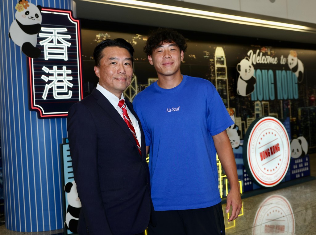 Coleman爸爸也到機場接兒子機，沒上鏡的還有Coleman媽咪。。徐嘉華攝