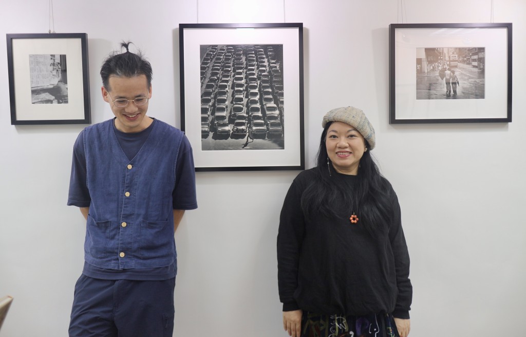 郑天仪（图右）和刘东佩（图左）携手策划是次邱良纪念展。