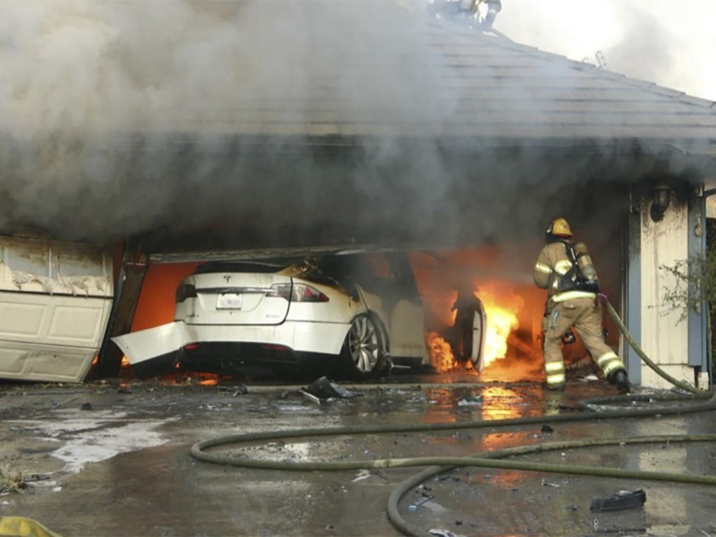 電動車發生火警撲救困難，只能夠以大量清水灌救。