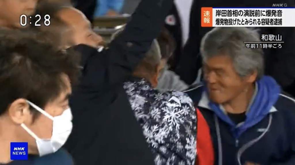 由于疑犯激烈反抗，寺井政见（蓝色衣领）上前帮忙。 NHK截图