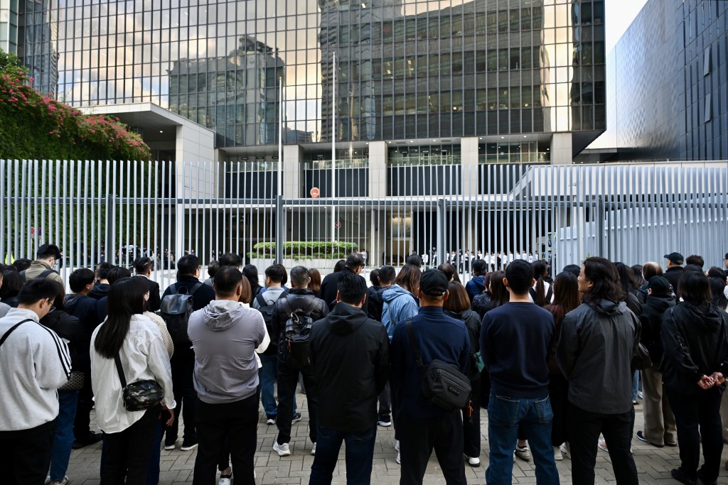 巿民等候默哀。