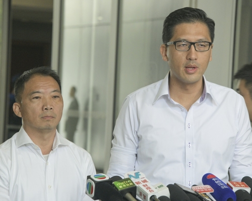 民主黨主席胡志偉（左）。