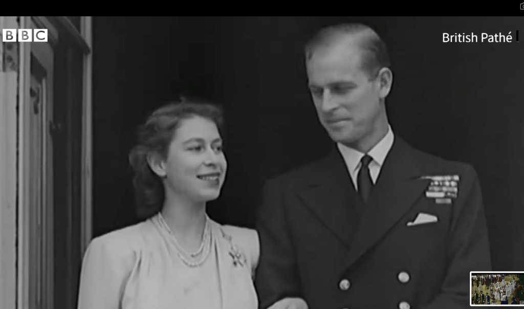 菲臘親王當年與英女皇結婚時的模樣。（BBC影片截圖）