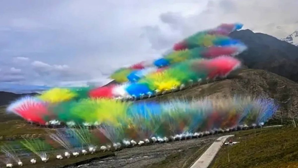 「始祖鳥」與藝術家蔡國強在西藏喜馬拉雅山脈進行煙火騷,惹來如潮惡評。網圖