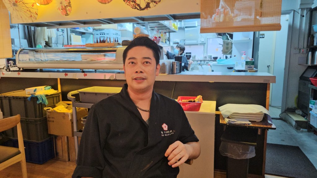 日本餐厅店员杨先生表示，复常通关后香港人都重新北上消费，自由行旅客又不多，周末生意很差。徐裕民摄摄