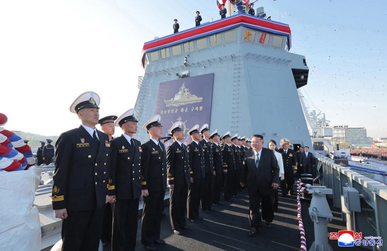 金正恩亲自主持“崔贤”号驱逐舰命名仪式。 朝中社 金正恩亲自主持“崔贤”号驱逐舰命名仪式。 朝中社