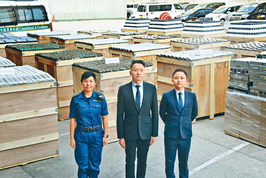 左起:海域科區域巡邏船小組高級督察黃芷欣、海關有組織罪案調查科監督劉玉龍、海關有組織罪案調查科調查主任何廷俊,交代案情。