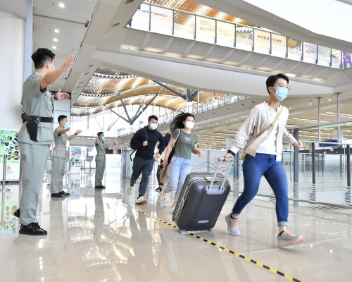 海關及消防處昨日下午在港珠澳大橋香港口岸旅檢大樓舉辦聯合反恐演習。政府新聞處圖片