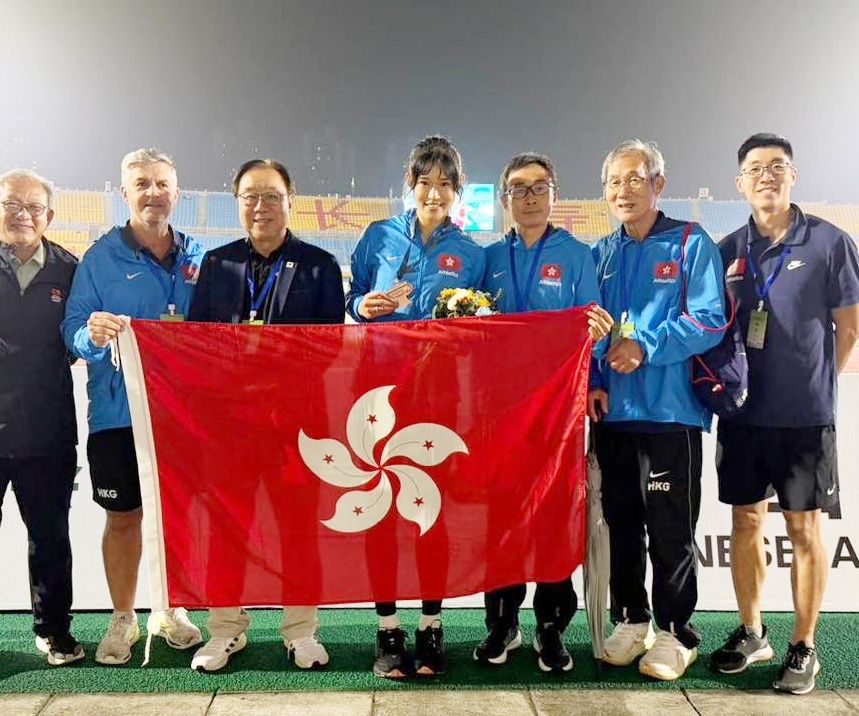 鍾慧欣獲獎後跟教練團及香港田總代表合照。香港田總圖 鍾慧欣獲獎後跟教練團及香港田總代表合照。香港田總圖
