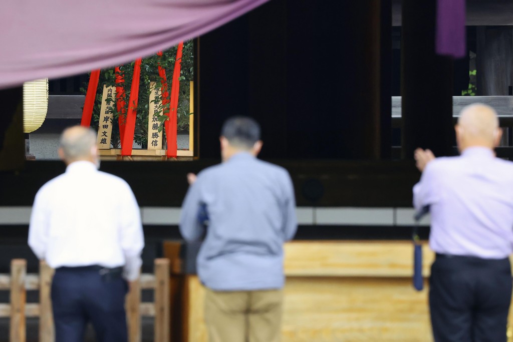 日本民众在东京的靖国神社祈祷。AP