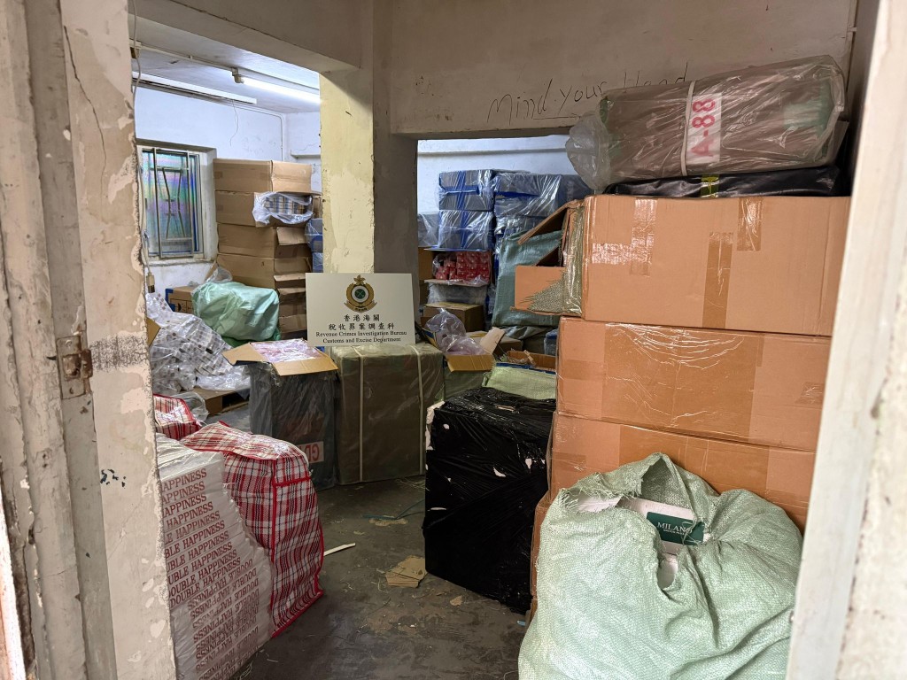海关捣破深水埗两个私烟储存仓库及一个售卖私烟档摊。