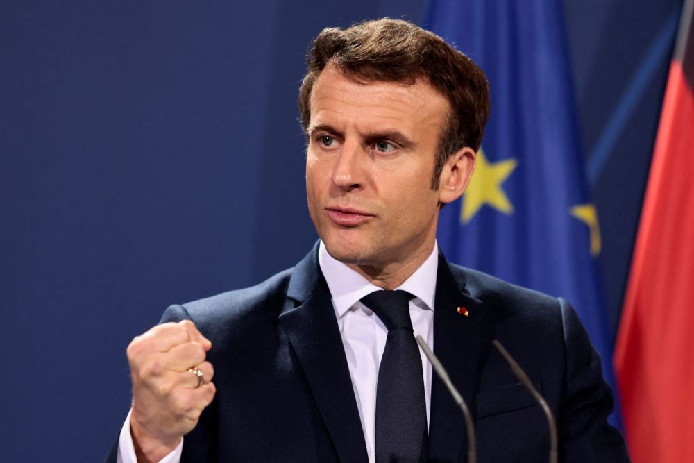 法国总统马克龙赞扬两名法国人的英勇行为。 路透社